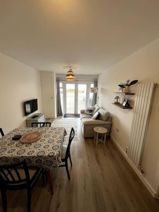 Beach Front Apartment Pwllheli Exteriör bild